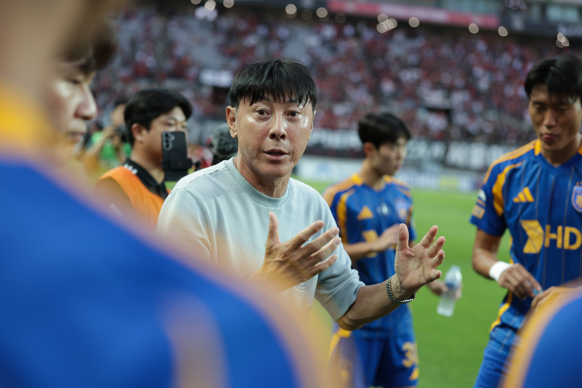 "예매 2시간도 안돼 2만장 돌파" 위기의 울산, 정상의 전북…뜨겁게 달…
