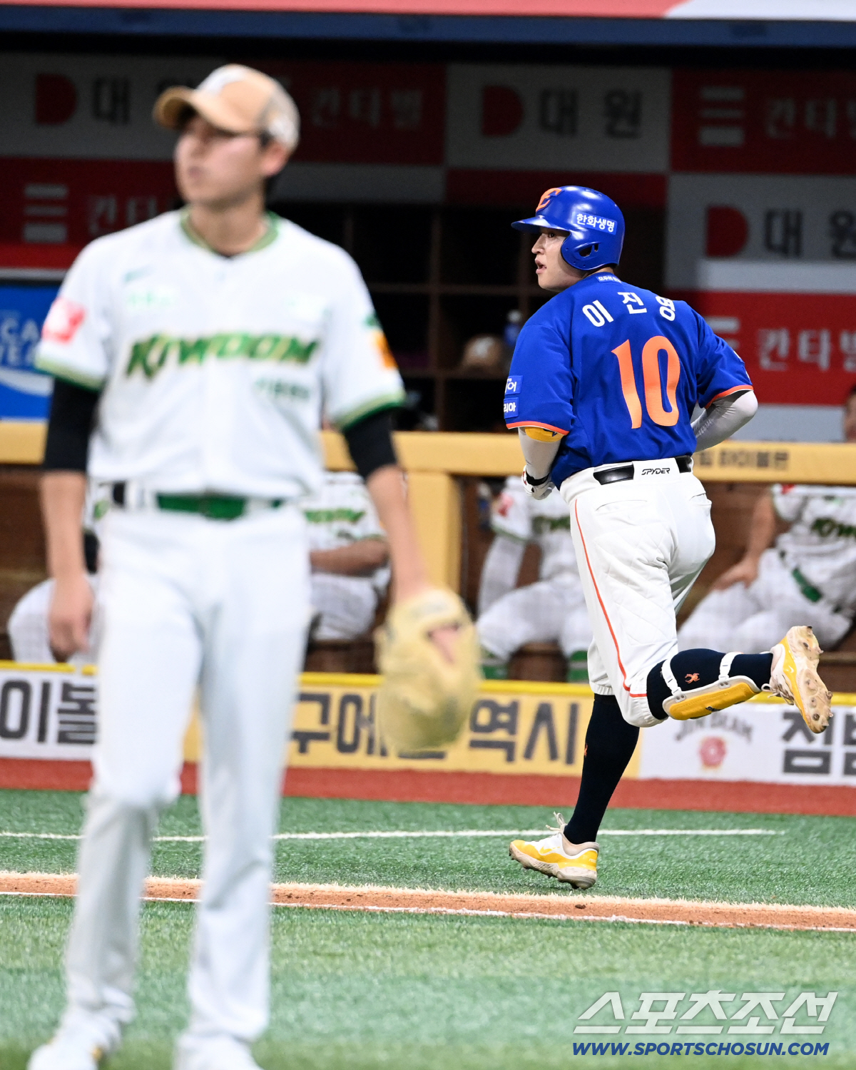 [포토] 하영민 강판시킨 이진영의 투런포