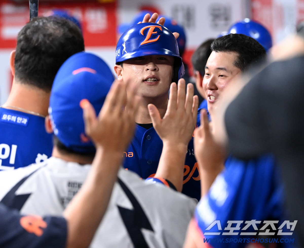 [포토] 투런포 폭발 이진영, 점수는 8대2