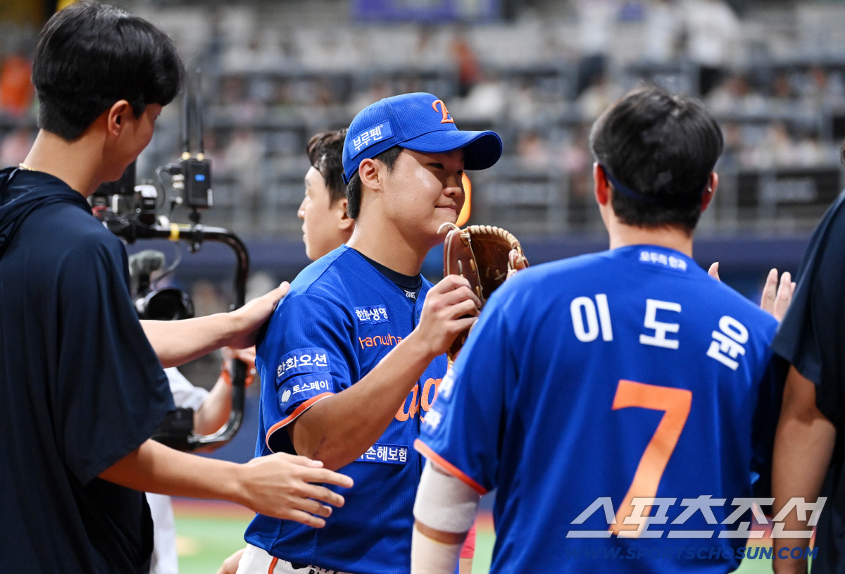 [포토] 정우주, KKK로 실점 위기 끝냈어요