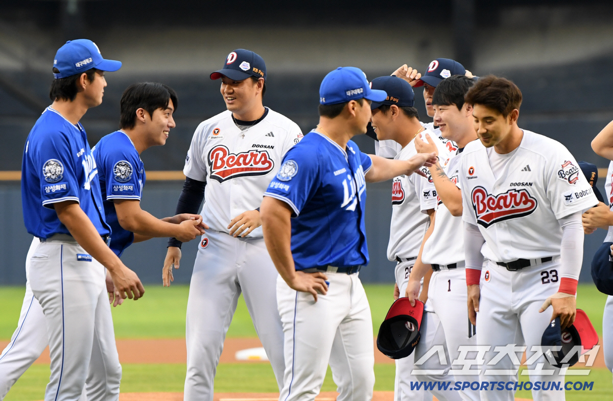 '끝판대장 그 역사에 마침표를 찍다' 떠나는 오승환 품에 안긴 양의지..…