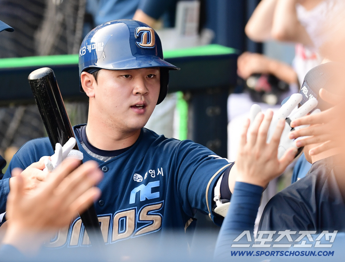 1:3→4:3 역전승 LG, 기어이 역대 최다 12연속 위닝시리즈 완성.…