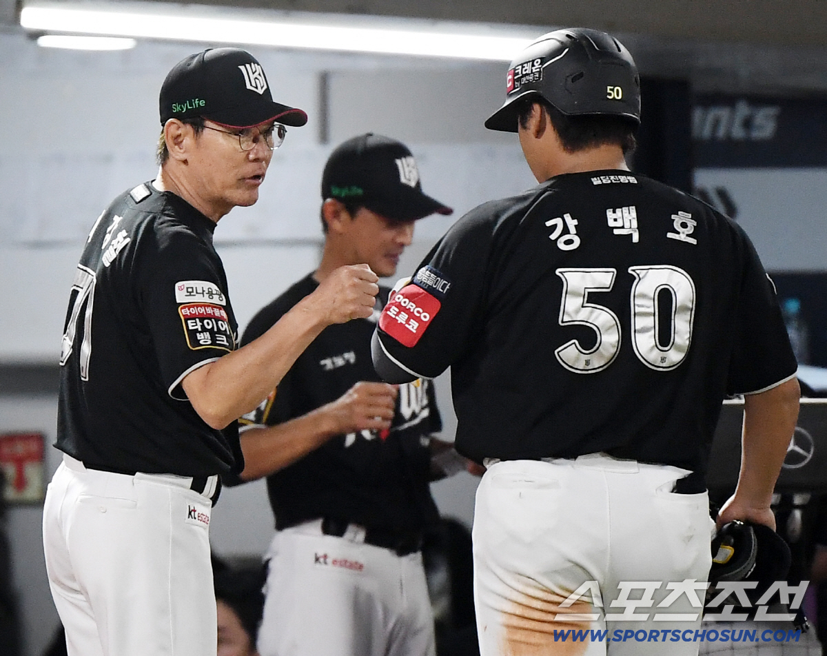 [포토] 이강철 감독 환영받는 강백호