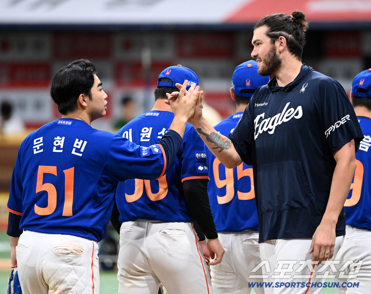 [포토] 개막 16연승 폰세, 동료들이 있기에