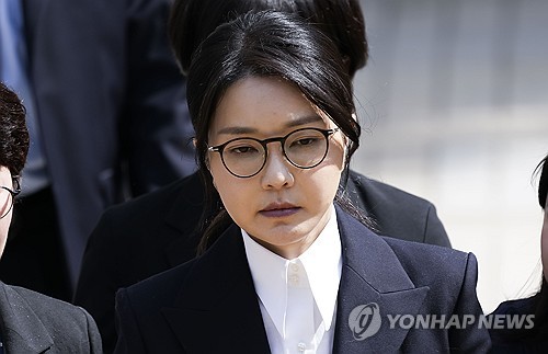'혐의부인' 김건희, 구속기소에 "주어진 길…변명하지 않겠다"