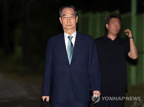 [고침] 사회(CCTV로 재구성 계엄날 국무회의…손가락세고…)