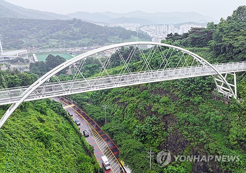 '위험시설 낙인' 광주 제석산 구름다리, 내달 1일 통행 재개