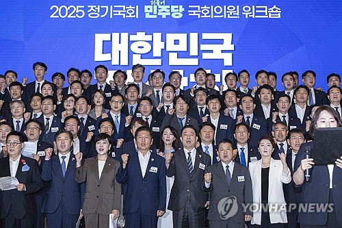 [고침] 정치(李대통령 "전우들" 호칭에 與의원들 "석세스…)