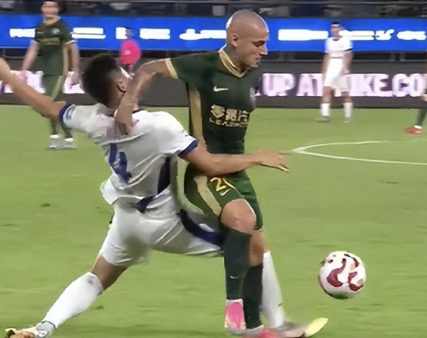 '승점 도둑 맞았다' 중국 축구도 오심으로 '몸살', "골 인정 잘못, …