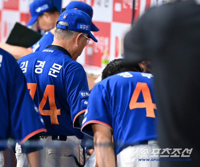 '겸손하네' 김경문 감독 격려에 꾸벅 인사로 답한 정우주, ML 스카우트까지 매료시킨 9구 KKK[고척 현장]
