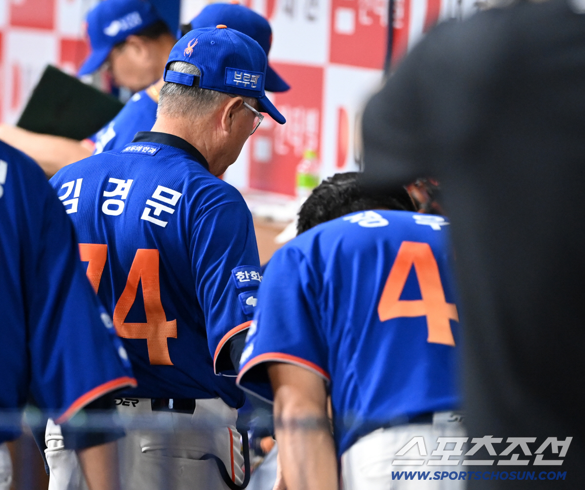 '겸손하네' 김경문 감독 격려에 꾸벅 인사로 답한 정우주, ML 스카우트…