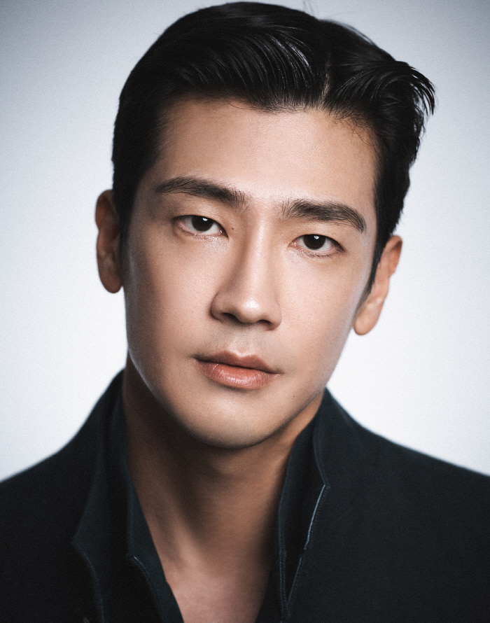 배우 구자성, 화보급 새 프로필 공개… 우월한 피지컬과 세련된 아우라