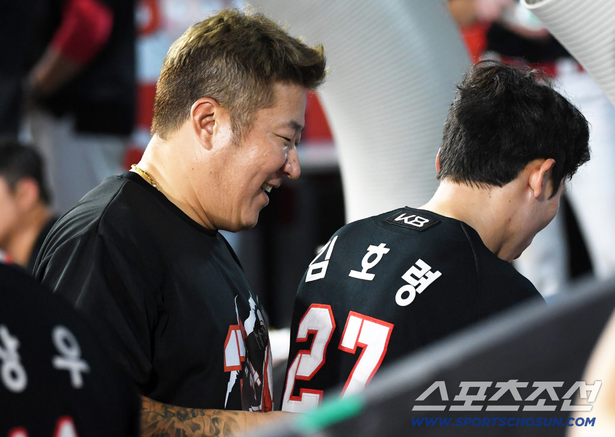 [포토] 김호령 홈런에 흐뭇한 최형우