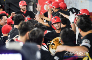 '경기 제대로 찢었다' 오선우 역전 스리런포 → 나성범 솔로포 → 김호령 투런포, 가을냄새 제대로 맡은 호랑이
