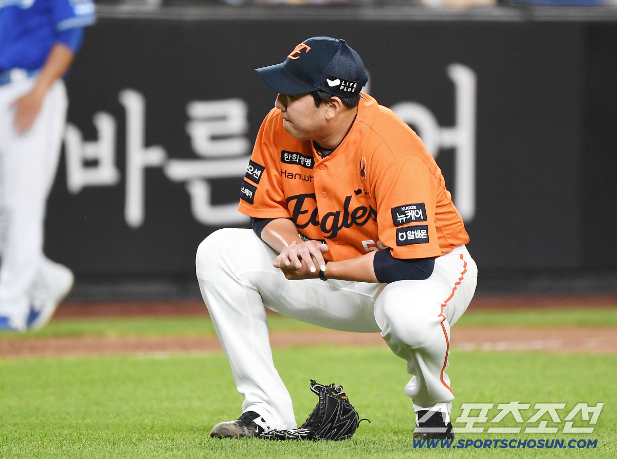 [포토] 타구에 오른손 맞은 박상원