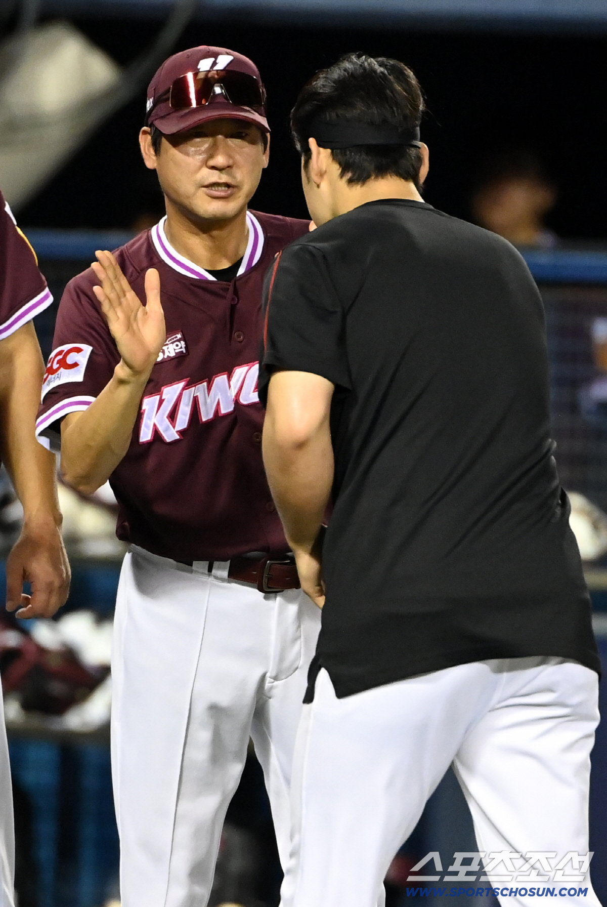 [포토] 설종진 감독대행, 정현우 3승 축하