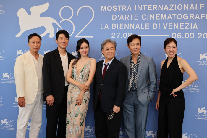박찬욱 감독→이병헌·손예진 '어쩔수가없다', 베니스 뜨겁게 달궜다…레드카펫 '환한 미소'[SC이슈]