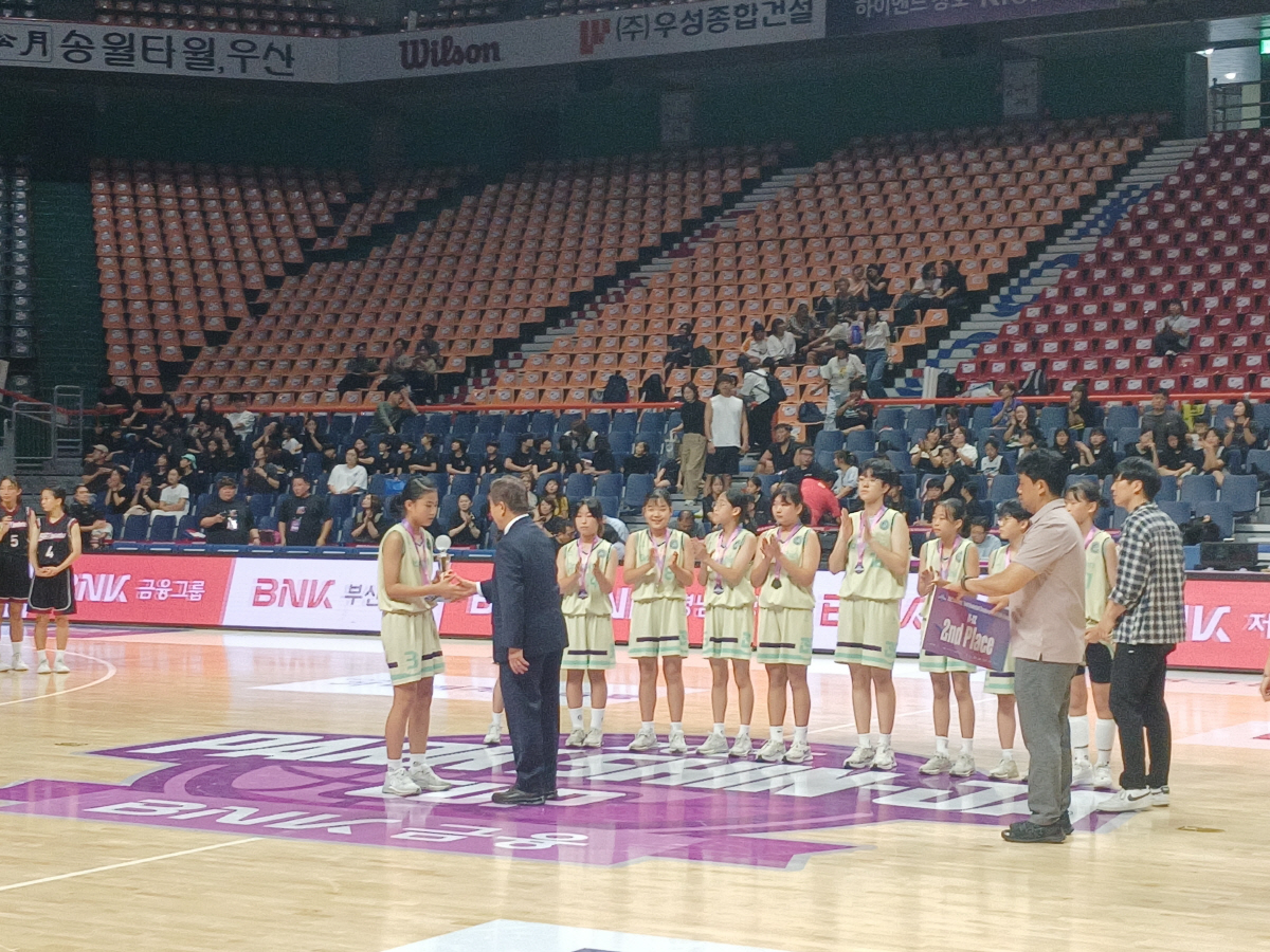 국내 최초 유소녀 농구 국제대회 성황리에 마쳐…준우승에도 빛난 동신초 김…