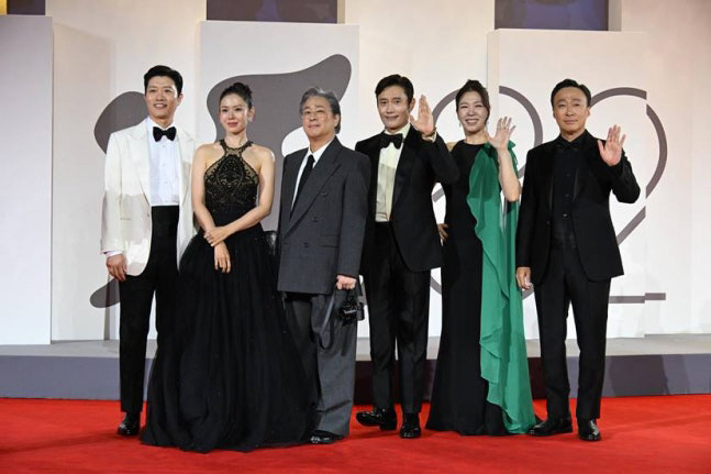 이민정, '개량한복' 입고 베니스서 ♥이병헌 내조..한국美 알렸다 [SC…