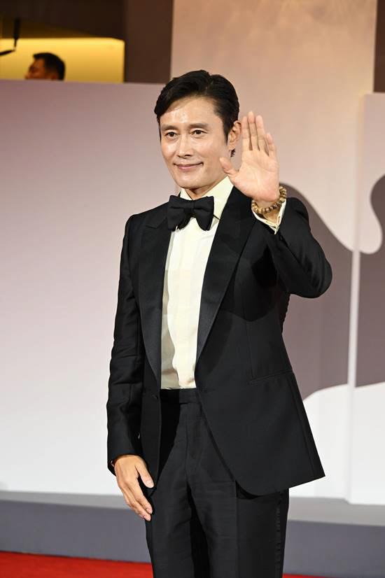 이민정, '개량한복' 입고 베니스서 ♥이병헌 내조..한국美 알렸다 [SC…