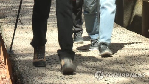 등산객을 '약초 절도범' 착각…차로 돌진해 꽈당 넘어뜨린 60대