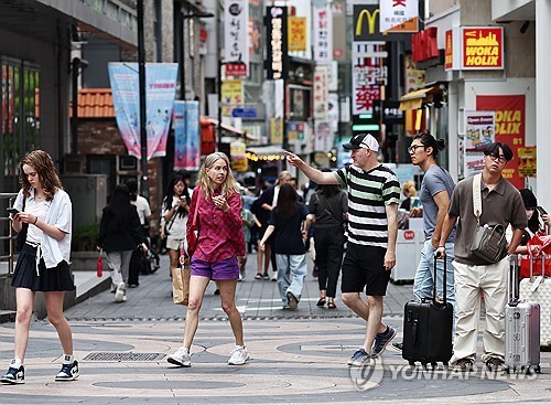 [이제는 K관광] ③ 유통가 외국인맞이 분주…"특화상품·서비스 강화"