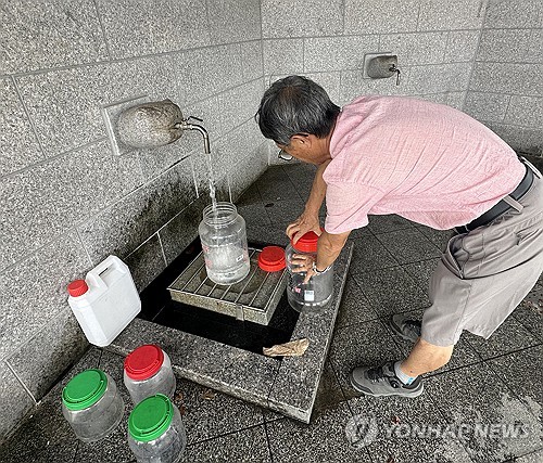 "식수라도 절약" 공병 들고 총출동…가뭄 속 발길 이어진 `이곳`
