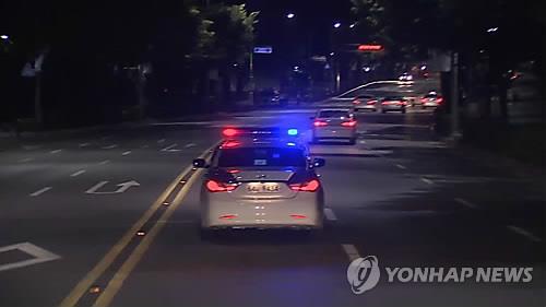 생방송 중 흉기 꺼내다 출연자 다치게 한 20대 유튜버 체포