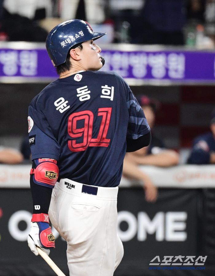 "날짜 돼서 올렸지" 말은 차가웠지만 → 김태형 감독, 윤동희 홈런+하이파이브에 함박웃음