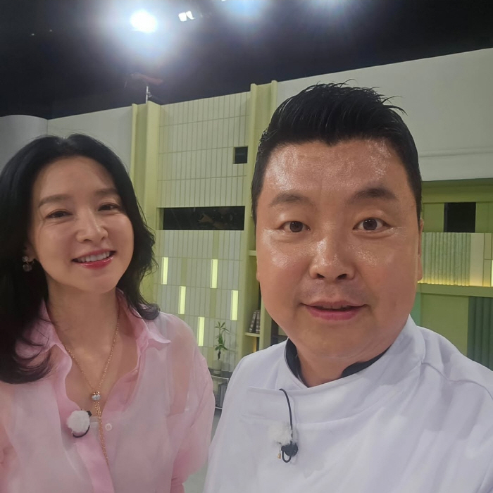 [SCin스타] 정호영 셰프, 이영애와 투샷 공개 ‘대장금 냉장고 털기’…