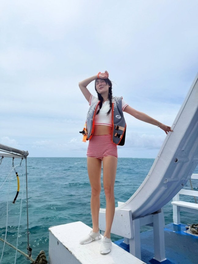 [SCin스타] 씨스타 소유, 크롭톱+비키니 자태 공개…10kg 감량했다…
