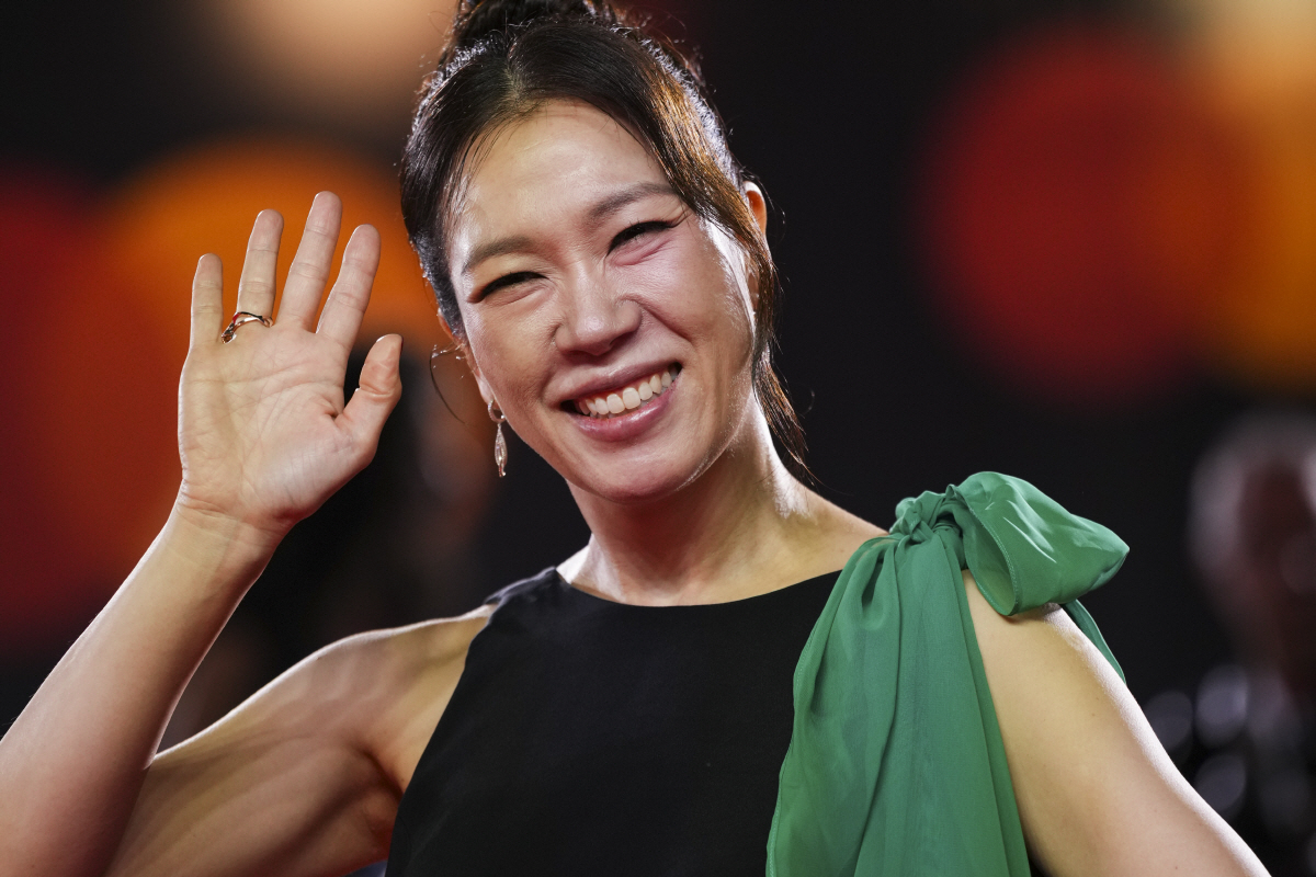 "현존하는 가장 품위 있는 감독"…박찬욱 '어쩔수가없다' 9분 기립박수→…
