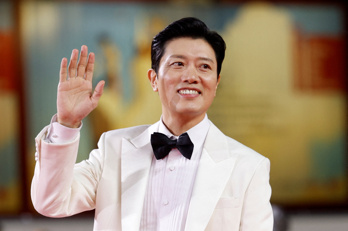"현존하는 가장 품위 있는 감독"…박찬욱 '어쩔수가없다' 9분 기립박수→…