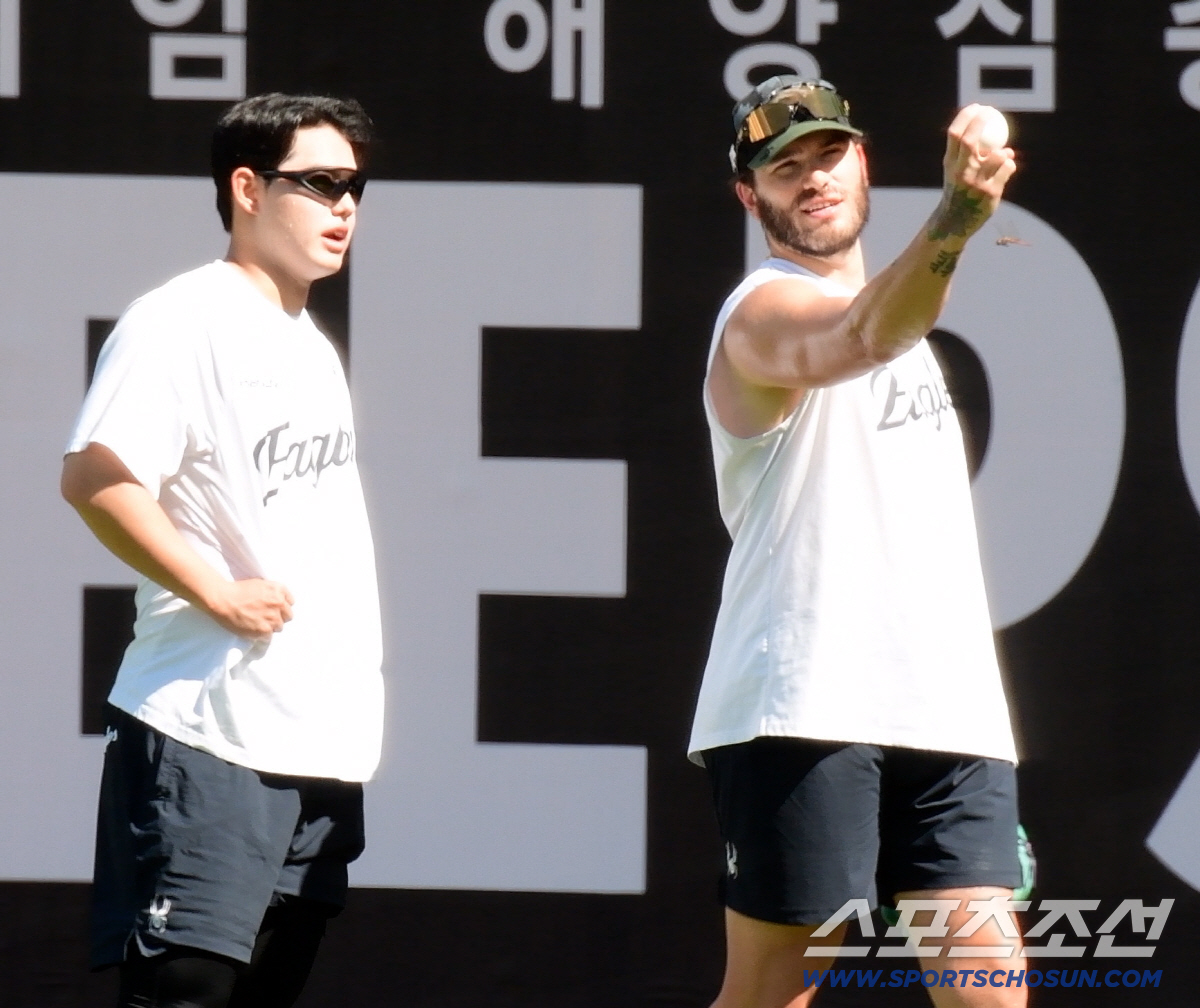 폰세 슬라이더에 어떤 비밀이? 영어 잘하는 10승 투수가 달라붙었다 [대…