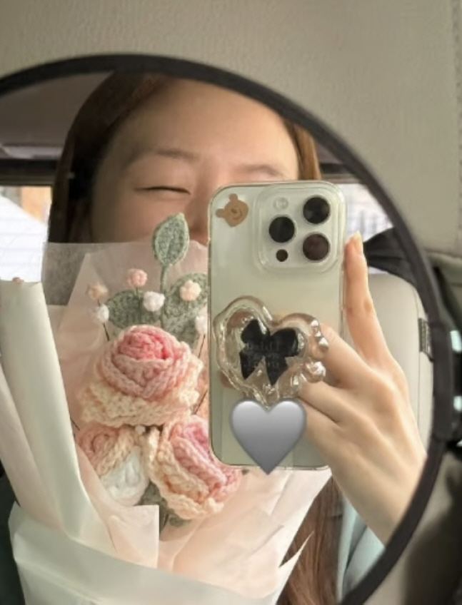 [SCin스타] 뜨개 꽃다발 들고 눈웃음 지은 방민아, ♥온주완과 결혼 …
