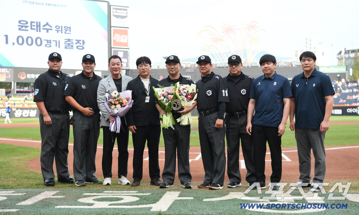 [포토] 1000경기 출장 달성한 윤태수 심판위원