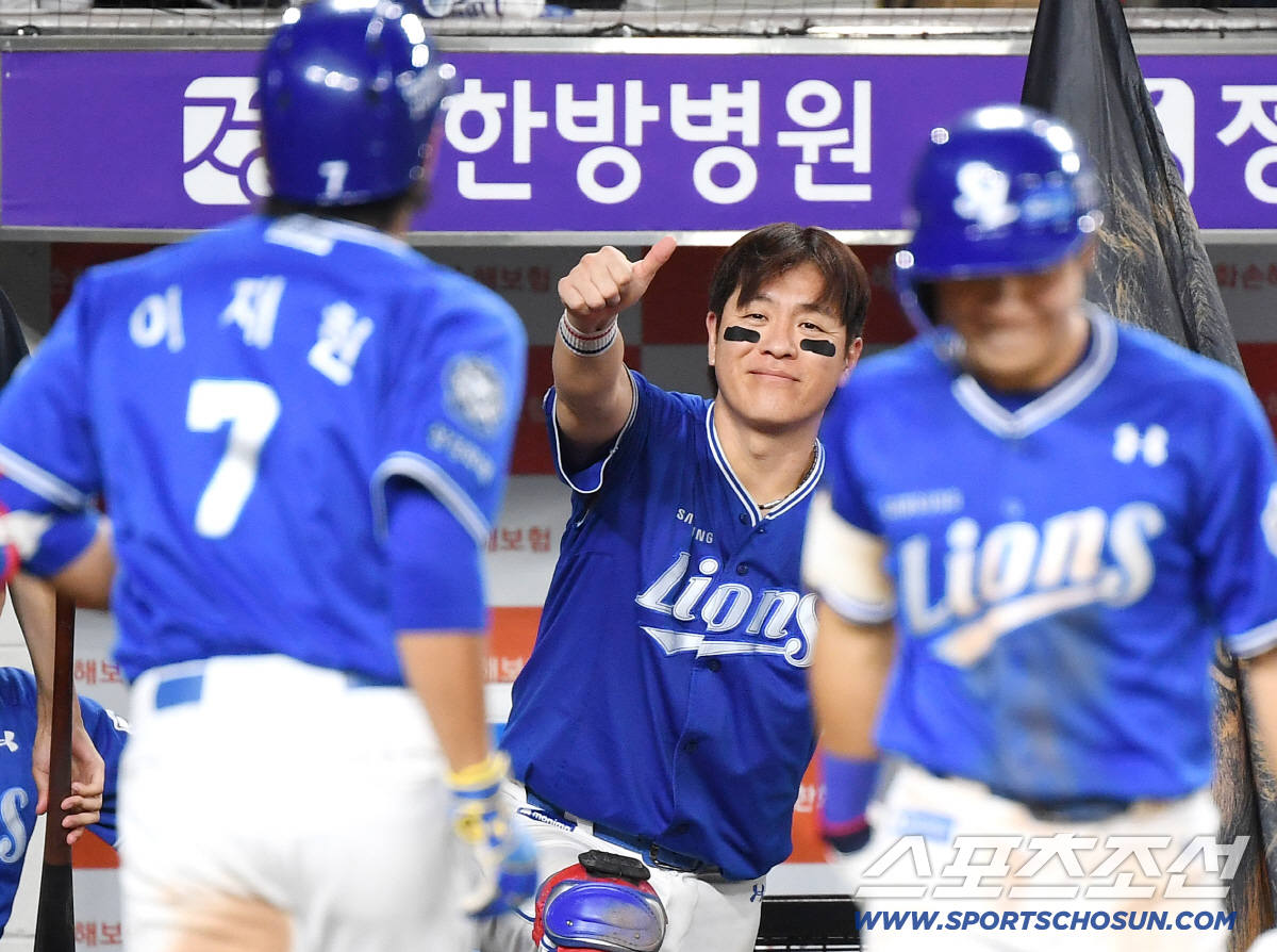 [포토] 강민호 환영받는 이재현