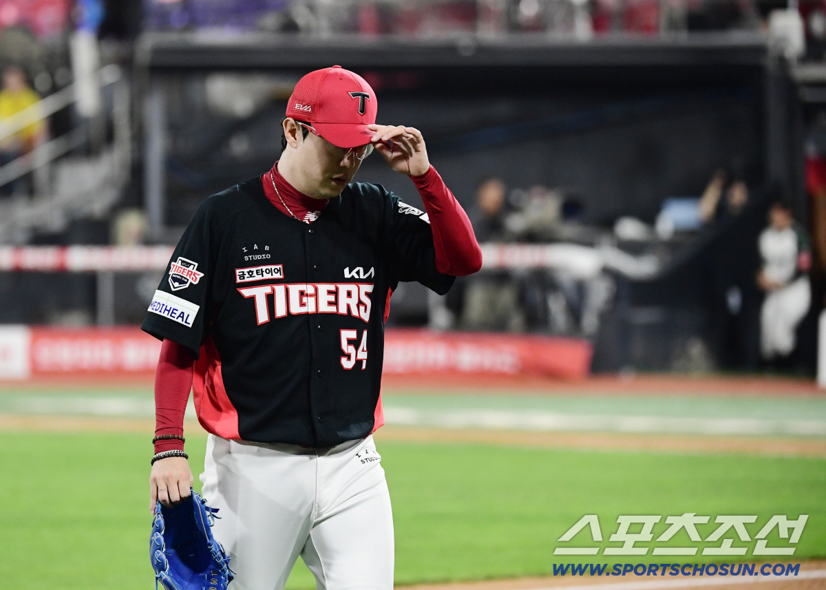 KIA 약속의 8회 → 정해영 또 무너졌다! 그라운드 홈런 맞고 안현민 …