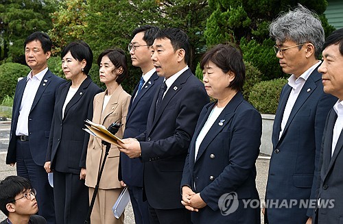 구치소 CCTV 본 與…"尹, '최순실 사례' 비교하며 체포 거부"(종합2보)