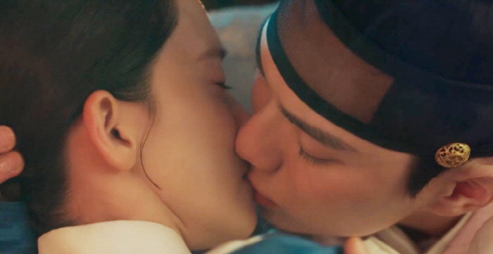 임윤아♥이채민 첫 키스신으로 일 냈다! '최고 13.6%' tvN 올해 …