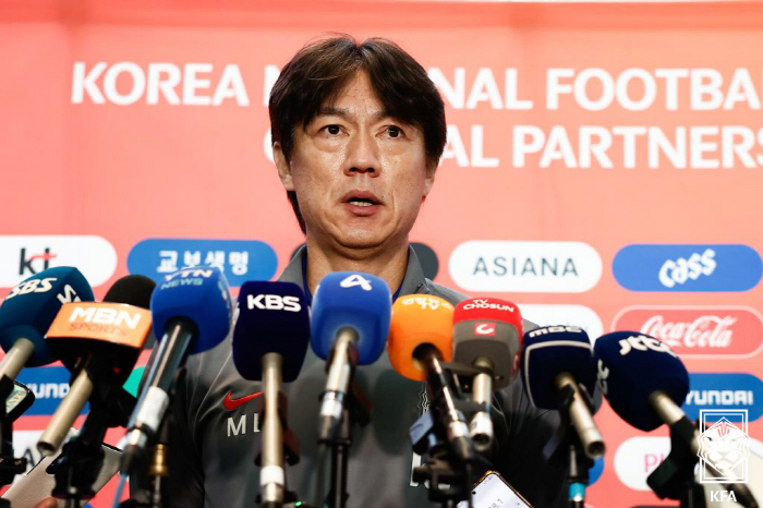 [현장인터뷰]'美 출국' 홍명보 감독 "손흥민 주장 교체건은 모든 구성원…