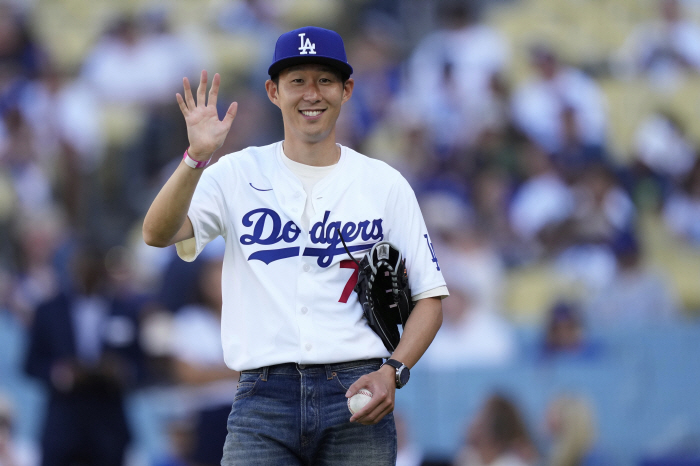 "SON의 할리우드 모먼트가 임박했다!" 손흥민 오전11시45분 안방 데뷔전→美매체 뜨거운 관심 "유튜브 구독자 70%↑ 8월 북미서 가장 많이 팔린 유니폼"