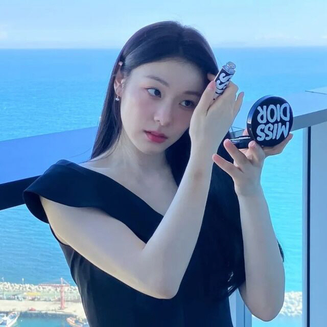 [SCin스타] ‘고우림♥’ 김연아, 블랙드레스로 뽐낸 고혹美…남다른 우…