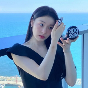 [SCin스타] ‘고우림♥’ 김연아, 블랙드레스로 뽐낸 고혹美…남다른 우아함