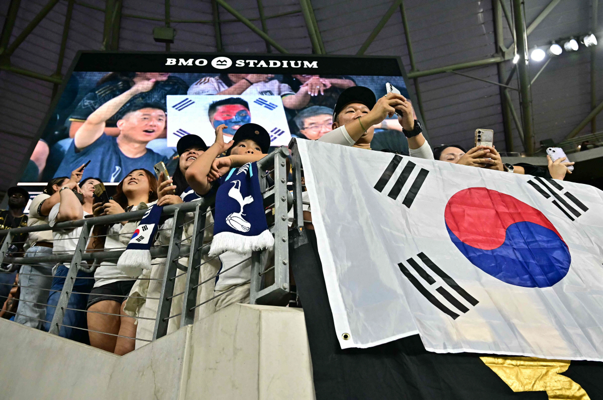 "실망시켜 죄송" 만원관중 홈 데뷔전 패배, 손흥민은 가장 먼저 팬을 언…