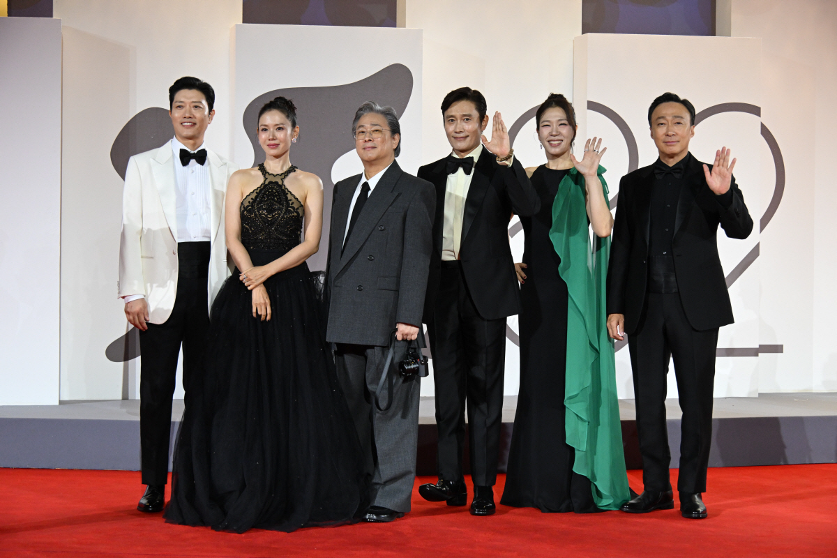 박찬욱→이병헌까지..'어쩔수가없다' 베니스 극찬 "탁월하고, 잔혹한 자본…