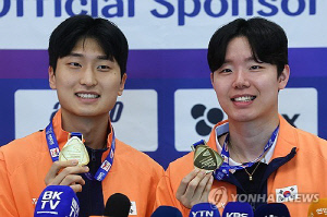활짝 웃은 '황금 콤비' 서승재·김원호…배드민턴 대표팀 귀국