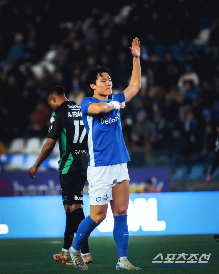 '이건 예상 못했는데?' 韓 축구의 미래가 또 이렇게 뒤통수를 맞다니. 오현규 슈투트가르트 이적 무산되나. '구단 최종합의 보류'