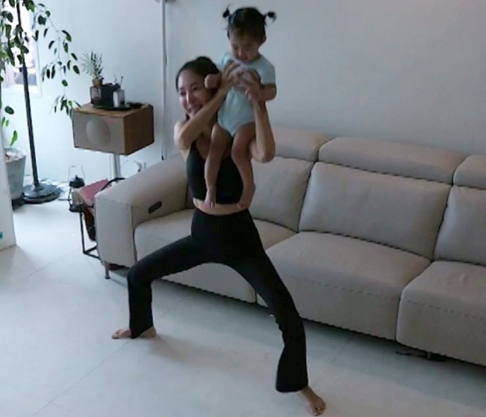 김윤지, 출산 8일 차부터 홈트 "16kg 감량·168cm 47kg 몸매…