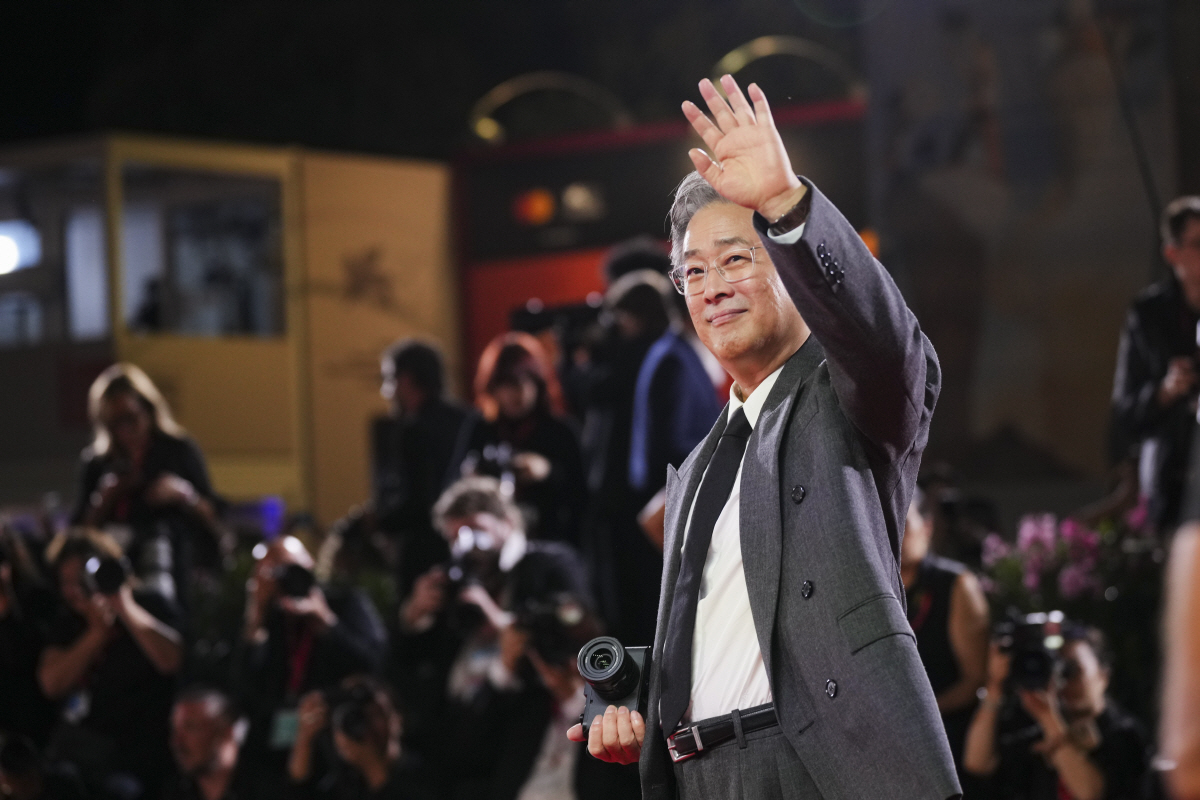 美·英비평가 100점 만점→박찬욱X이병헌 폐막까지 체류..수상 시그널도 …